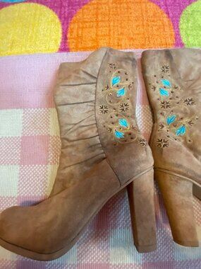 Womens brown floral embroidered boots size 7 Hilliard & Hanson